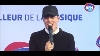 Loïc Nottet chante "Million Eyes" dans les studios RFM