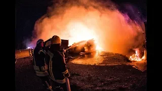 Scheune steht lichterloh in Flammen: Feuerwehr Warstein bekämpft Großbrand in der Nacht