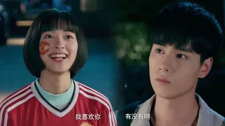 Go both ways! Xiao Xi and Jiang Chen went on a date to watch the Manchester United game!