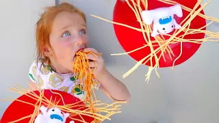 DONT GET A MESSY FACE!! Adley and Mom play Yeti in my Spaghetti 🍝 (new game review)