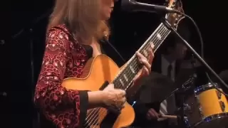 Diane Hubka - jazz vocalist / guitarist - Dindi