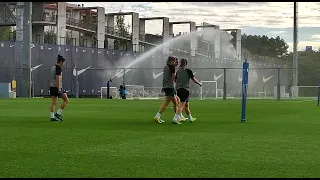 Buen rollo del Barça femenino en el entrenamiento previo al partido contra el Bayern