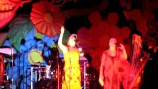 Lila Downs canta en vivo "Justicia" (w/Iranian guest artist)