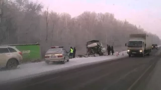 На трассе под Богдановичем ГАЗель с фруктами вылетела на встречку и врезалась в фуру