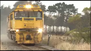 Spectacular video Freight trains in action, Kaikoura Coast New Zealand