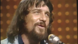 Pop! Goes The Country- Waylon Jennings sings Rainy Day Woman from Jan. 1976