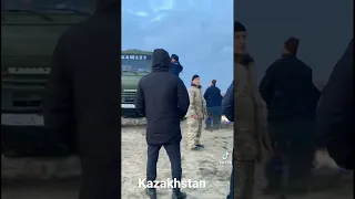 Казахи остановили колонну военных машин во время протестов (Западный КЗ)