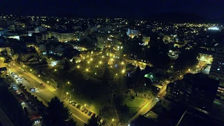 Esperando el encendido del arbolito el dron sorprende a la gente y todos lo filman, bariloche 2017