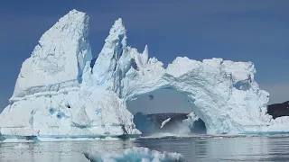 冰山在格陵兰迪斯科湾坠毁