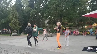 Sandra Cygan Mielno Street performance violin Sandra dance Karolina and Claudia