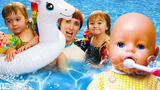 Disfrutemos la piscina con la pequeña Bianca y sus juguetes. Vídeos de bebés para niños en español.