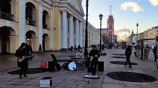 Леприконсы - "Хали-гали паратрупер" исполняют уличные музыканты на Невском проспекте в Петербурге...