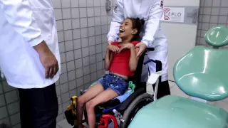 Transferência de paciente infantil para a cadeira odontológica