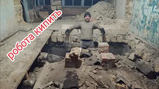 будинок в селі, робота кипить.