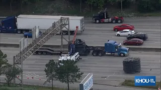 Spool falls off 18-wheeler, causes complete shutdown of Houston freeway