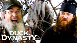 RED NECKS VS. MASSIVE BEEHIVE (Season 1) | Duck Dynasty