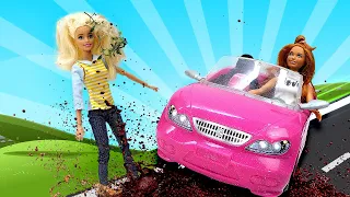 A Barbie volta para a casa toda suja! Vídeo para meninas de boneca Barbie em português
