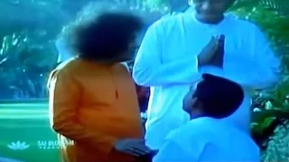 Sai Baba, N  Murthy y Madhusudan en Brindavan.