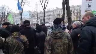 Протестующие с майдана накинулись на Киевлян и начали их избивать! 15.02.2014