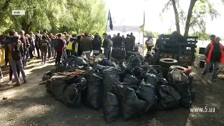 "Шини, одяг, купа пляшок"… як кияни прибирали сміття біля берегів Дніпра
