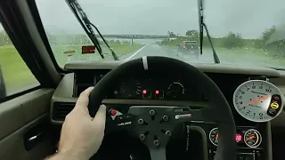 Renault 18 con fierros, regresando por autopista con un poco de lluvia