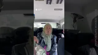 Жінка декламує «Заповіт» під час евакуації з Харківщини