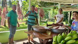 Vida de roça muito trabalho mas muita fartura hoje dia de fazer torresmo e linguiça pura de porco 🐷