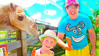 Nastya et papa’s Fun à la ferme avec des animaux de ferme