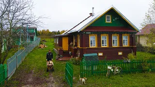 How Russians live in a village. Autumn in the Russian North. Neighbors in the village