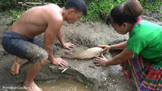 Survival Skills - How To Solo Bushcraft Catch Big Fish - Smart Finding Fish In Mud Crack Secret Hole