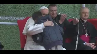 Rom: Papst Franziskus tröstet trauernden Jungen