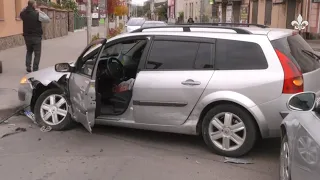 ДТП на світлофорі: одна з автівок залишилась без колеса