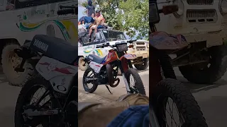 Casual viendo esa DT y pasa un UAZ  cargado hasta el pico. hasta las mujeres se van en el techo...