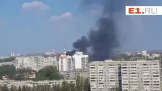 Дым от горящих гаражей на Автомагистральной поднялся над Екатеринбургом