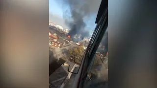 В Ірпіні через обстріли зайнялися житлові будинки. Рятувальники ліквідовують пожежу