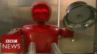 Robot chefs take over restaurant - BBC News