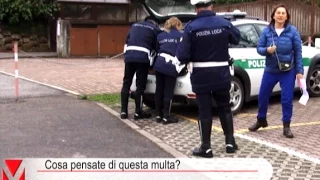 La polizia locale occupa il parcheggio riservato ai disabili