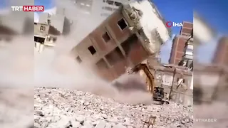 Suudi Arabistan'da bina iş makinesinin üzerine devrildi