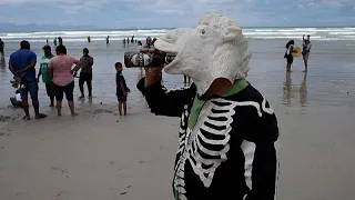 Demo am Strand von Kapstadt gegen Coronamaßnahmen