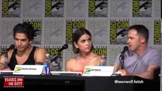 Dylan O'Brien - spits water (Comic Con 2015)