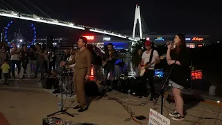 Street musicians plays song [KINO - KUKUSHKA]