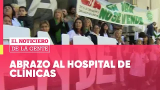 ABRAZO SOLIDARIO en el HOSPITAL de CLÍNICAS por la BAJA del PRESUPUESTO a la UBA #ElNotidelaGente