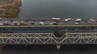 В Днепре на Амурском мосту маршрутка дважды влетела в отбойник: есть пострадавшие,движение перекрыто