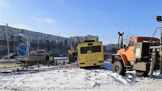 В Сургуте пассажирский автобус сбил забор и фонарный столб