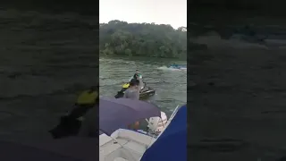 discussão jet ski contra lancha .