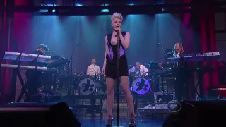 Robyn - Dancing On My Own (Letterman 07.19.2010)