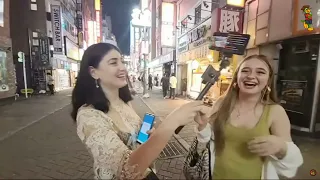 CARIOCA ENCONTRA DUAS GRINGAS FAZENDO LIVE EM SHIBUYA E DO NADA APARECE UM PERUANO JAPONÊS NA LIVE