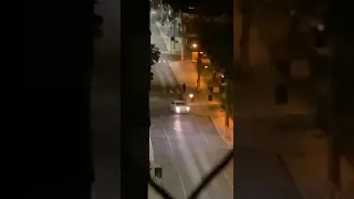 Criciúma-SC Carro fura bloqueio dos assaltantes e é alvejado por tiros.