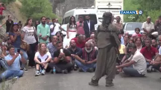 PKK’lı bir grup terörist yol kesti, araçları ateşe verdi