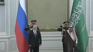 Saudis destroy the Russian national anthem - Putin's face is a picture!